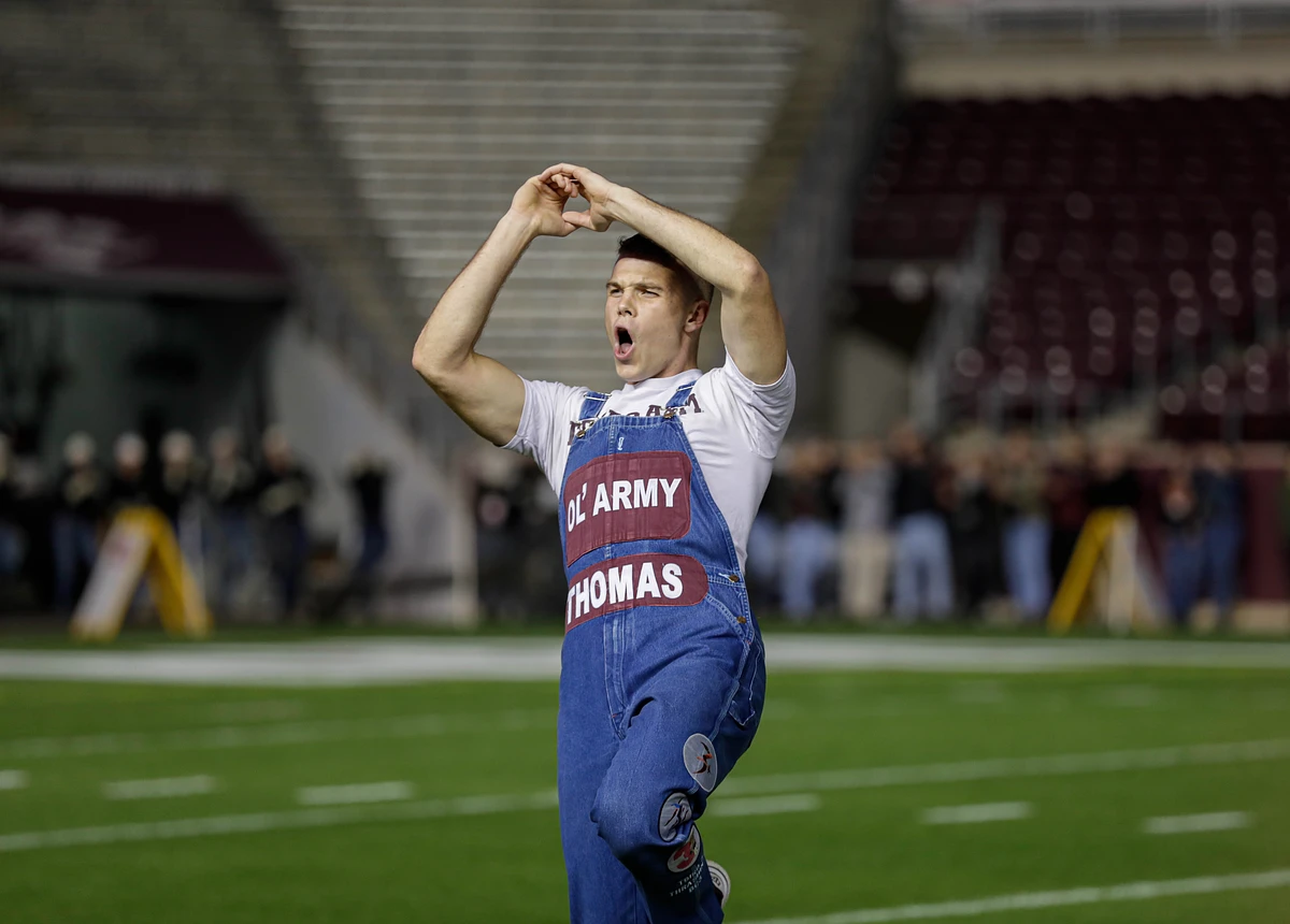 Yell Leader teaching the wildcat yell to students at midnight yell 